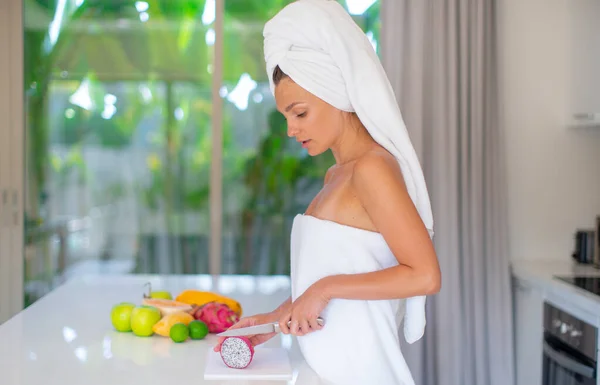 Ung Vacker Flicka Förbereder Fruktsallad Morgonen Köket — Stockfoto