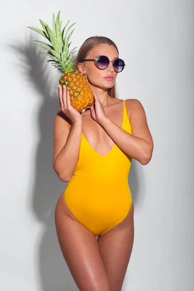 Sexy Abbronzata Ragazza Costume Bagno Giallo Occhiali Sole Posa Con — Foto Stock