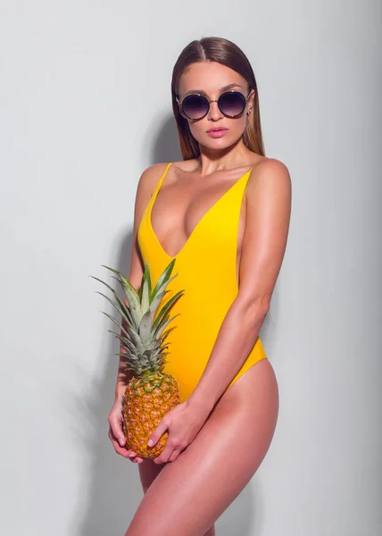 Sexy Abbronzata Ragazza Magra Costume Bagno Giallo Occhiali Sole Posa — Foto Stock