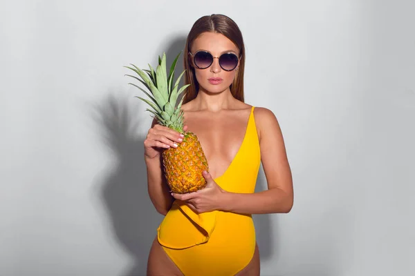 Ragazza Sexy Costume Bagno Giallo Occhiali Sole Posa Con Ananas — Foto Stock