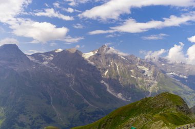 Yeşil dağ manzarası harika.