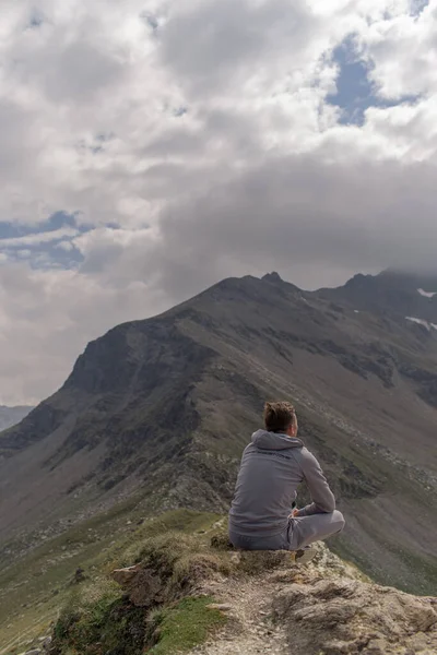 Fiatalember Alpok Tetején Meditál — Stock Fotó