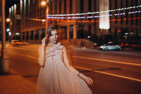 Una Giovane Ragazza Abito Estivo Passeggia Città Notte — Foto Stock