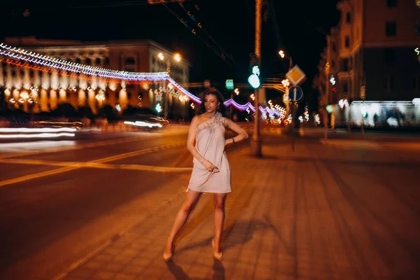 Uma Jovem Vestido Verão Caminha Pela Cidade Noite — Fotografia de Stock