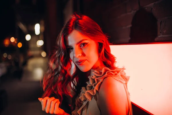 Una Joven Con Vestido Verano Pasea Por Ciudad Por Noche — Foto de Stock