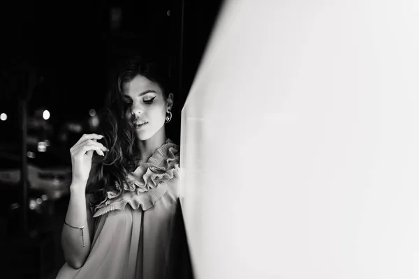 Una Giovane Ragazza Abito Estivo Passeggia Città Notte — Foto Stock