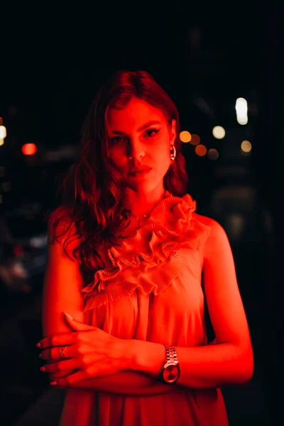 一个穿着夏装的年轻姑娘晚上在城里散步 — 图库照片