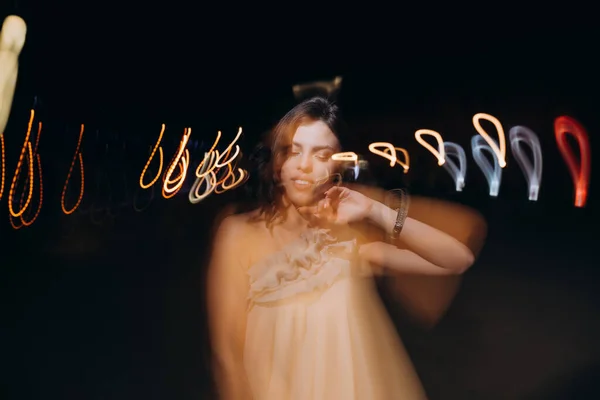 Uma Jovem Vestido Verão Caminha Pela Cidade Noite — Fotografia de Stock