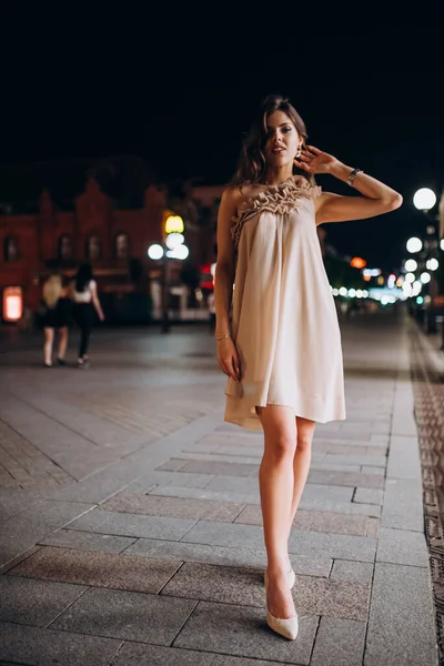 Ένα Νεαρό Κορίτσι Καλοκαιρινό Φόρεμα Κάνει Βόλτες Στην Πόλη Νύχτα — Φωτογραφία Αρχείου