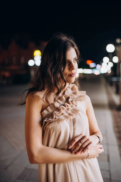 Una Joven Con Vestido Verano Pasea Por Ciudad Por Noche —  Fotos de Stock