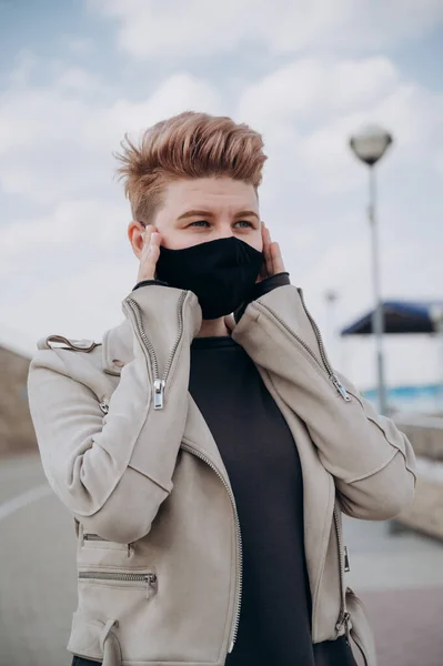 Una Ragazza Con Capelli Corti Cammina Strada Con Una Maschera — Foto Stock