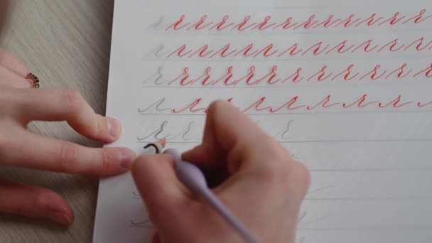 Una Chica Llena Cuaderno Caligrafía Con Símbolos Hermosos — Vídeos de Stock