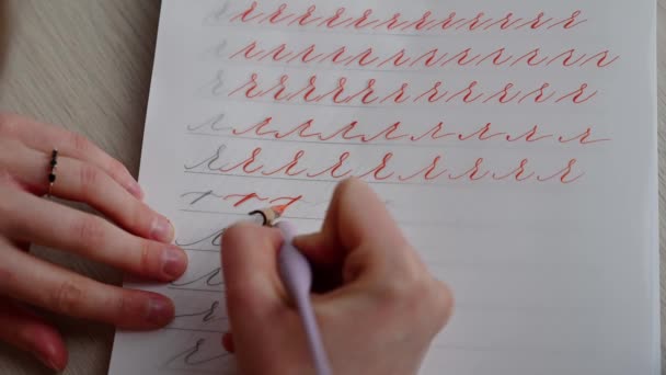 Ένα Κορίτσι Γεμίζει Ένα Σημειωματάριο Καλλιγραφίας Όμορφα Σύμβολα — Αρχείο Βίντεο