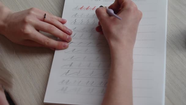 Uma Menina Preenche Caderno Caligrafia Com Belos Símbolos — Vídeo de Stock