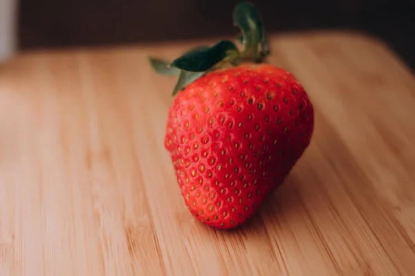 Fragole Succose Bacche Fresche Trovano Sulla Superficie Legno — Foto Stock