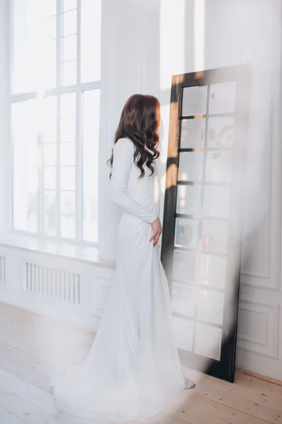 Красивая Невеста Белом Блестящем Свадебном Платье Каштановыми Волосами Позирует Фотостудии — стоковое фото