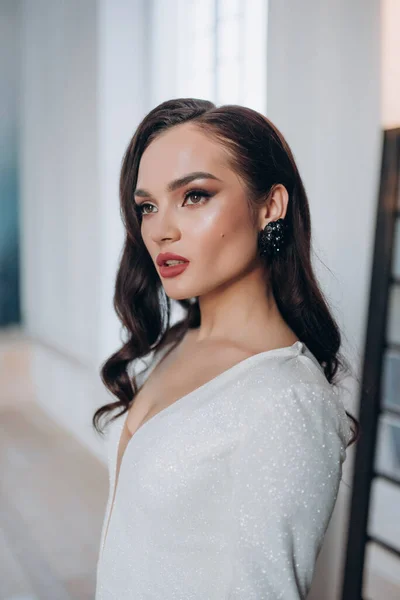 Een Mooie Bruid Een Witte Glinsterende Trouwjurk Met Bruin Haar — Stockfoto