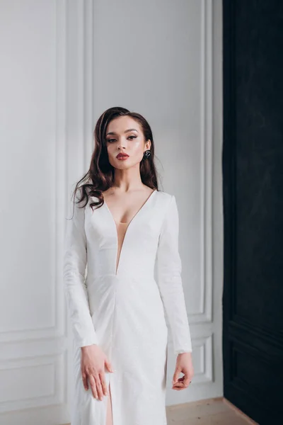 Una Hermosa Novia Vestido Novia Blanco Brillante Con Pelo Castaño — Foto de Stock