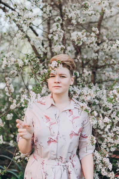 Une Fille Aux Cheveux Blonds Courts Est Entourée Fleurs Cerisier — Photo