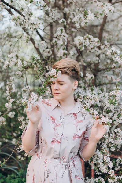 Une Fille Aux Cheveux Blonds Courts Est Entourée Fleurs Cerisier — Photo