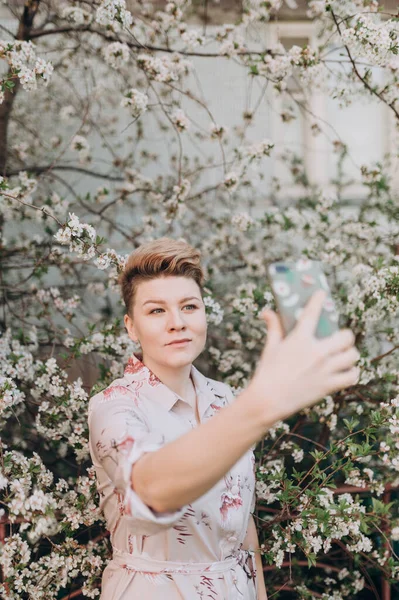 Une Fille Aux Cheveux Blonds Courts Est Entourée Fleurs Cerisier — Photo