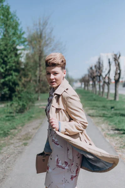 Una Ragazza Con Capelli Biondi Corti Passeggia Città Impermeabile Fiorito — Foto Stock