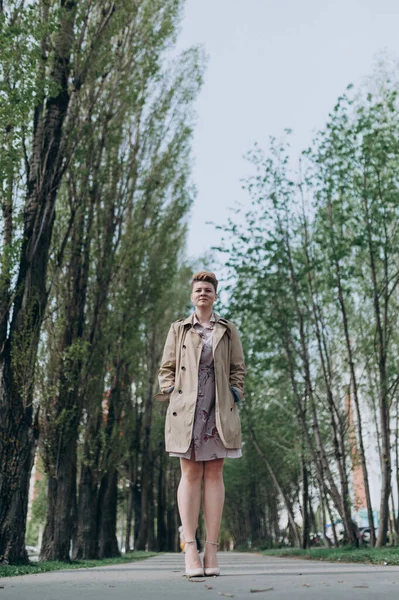 Una Ragazza Con Capelli Biondi Corti Passeggia Città Impermeabile Fiorito — Foto Stock