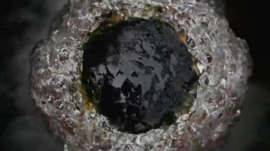 Bir yeraltı borusundan yavaş çekimde bir su kaynağı fışkırıyor.