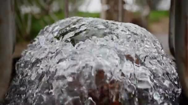 Eine Wasserquelle Sprudelt Zeitlupe Aus Einem Unterirdischen Rohr — Stockvideo