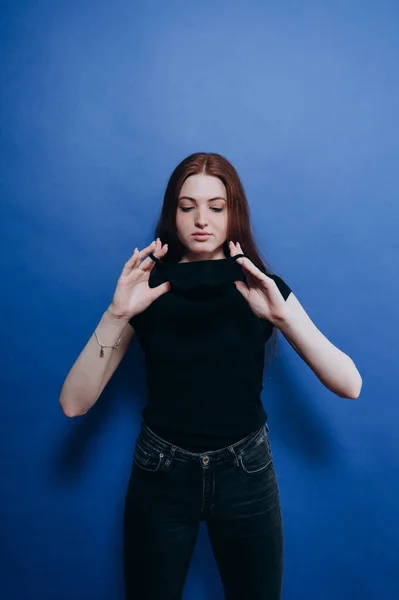 Menina Bonita Uma Máscara Antiviral Fundo Azul — Fotografia de Stock