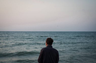 Deniz kenarındaki adam