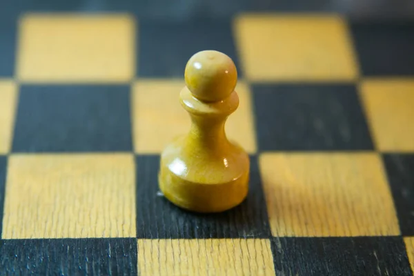 Satranç tahtası üzerinde bir piyon