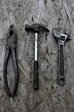 Çekiç, İngiliz anahtarı, pense - onarım araçları