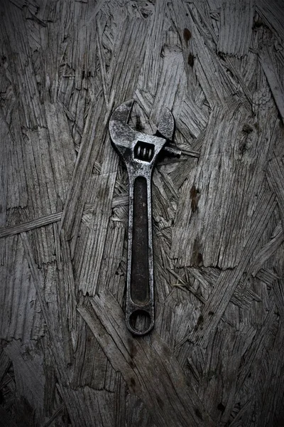 Ahşap masa üzerinde eski İngiliz anahtarı