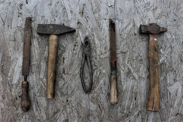 Masanın üzerinde eski araçlar