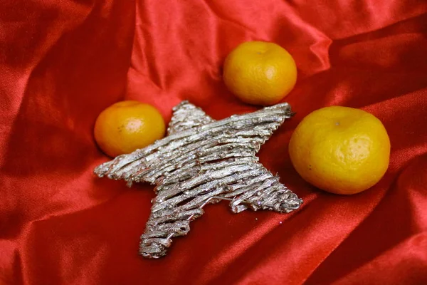 Geri SSCB - mandalina, kırmızı bez ve yıldız gibi Sovyet yeni yıl tatilleri sembolü