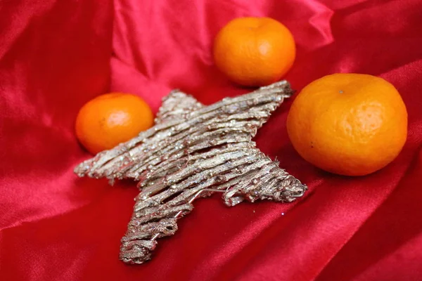Yıldız ve kırmızı kumaş üzerine mandalina Çin bayrağı sembolü gibi