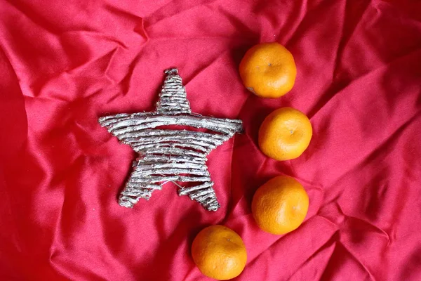 Yıldız ve kırmızı kumaş üzerine mandalina Çin bayrağı sembolü gibi