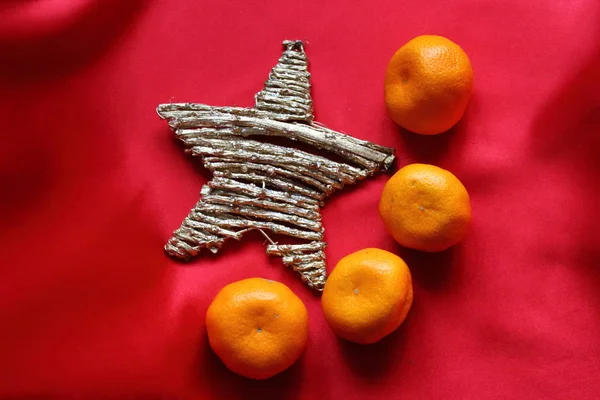 Yıldız ve kırmızı kumaş üzerine mandalina Çin bayrağı sembolü gibi