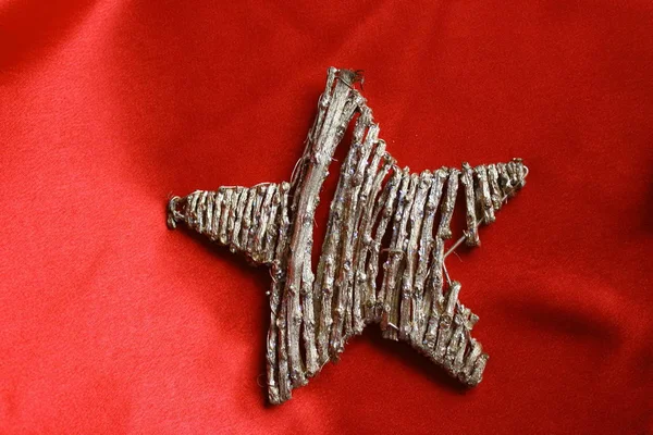 Yıldız kırmızı zemin üzerine beyaz