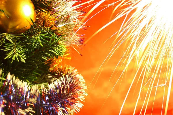 Kırmızı arka plan ile ağaç üzerinde noel süslemeleri yakın Tatil havai fişek