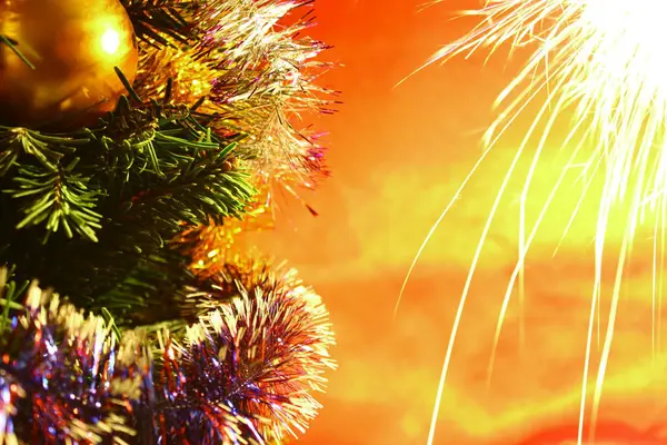 Kırmızı arka plan ile ağaç üzerinde noel süslemeleri yakın Tatil havai fişek