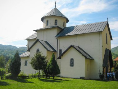 MORACA VALLEY, MONTENEGRO - 17 Ağustos 2015: Moraca Manastırı 'ndaki Kutsal Bakire Meryem' in Hükmü Kilisesi. Karadağ. Üst.