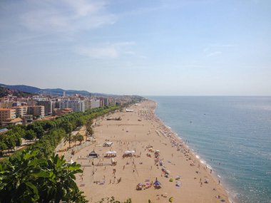 Sarı kumsal ve şehir manzarası. Güzellik dünyası. Calella, İspanya. Görünüm.