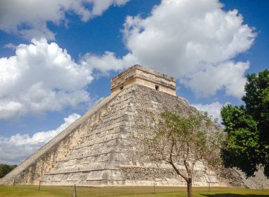 El Castillo (Kukulkan Tapınağı) Chichen Itza, Yucatan, Meksika 'da Maya piramidi. Görünüm