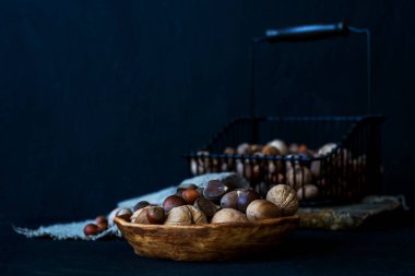 Karanlık bir arka planda fındıklı ve çuval bezli bir hayat