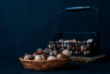 Karanlık bir arka planda fındıklı ve çuval bezli bir hayat