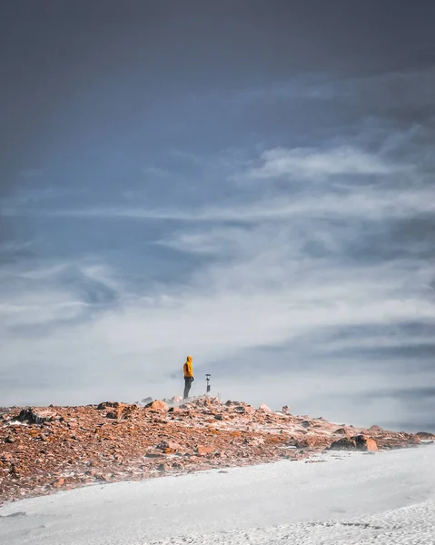 Mann Auf Dem Gipfel Eines Schneebedeckten Berges — Stockfoto