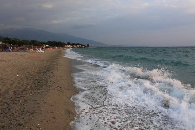 Sabah Aereic Denizi kıyısında sahil, Yunanistan