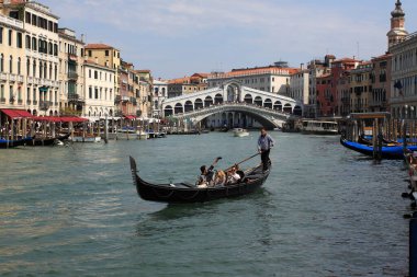 Rialto Köprüsü. Venedik 'teki Büyük Kanal' dan görüntü